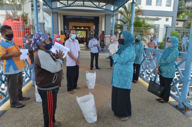 
					Serahkan Sembako, Meri Isdianto Juga Ingatkan Protokol Kesehatan