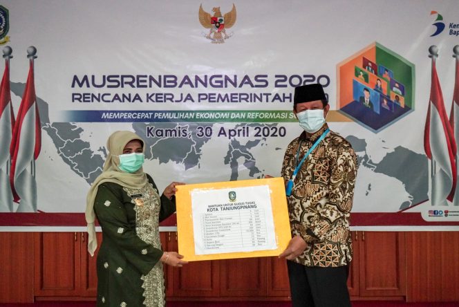 
					Gugus Tugas Covid-19 Kabupaten dan Kota Terima Bantuan 
