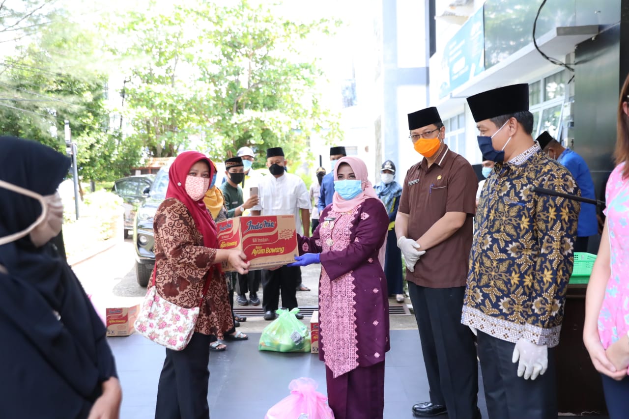 Pemko Tanjungpinang Bagikan Sembako Gratis