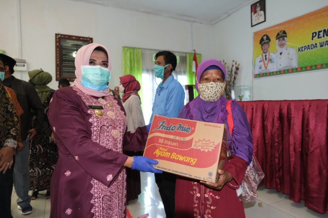 
					Pemko Tanjungpinang Bagikan Sembako Gratis