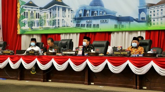 
					Ketua DPRD Provinsi Kepri Jumaga Nadeak saat memimpin rapat paripurna dengan agenda hasil pembahasan Laporan Hasil Pemeriksaan (LHP) Badan Pemeriksaan Keuangan (BPK) RI atas laporan keuangan Pemprov Kepri TA 2019.