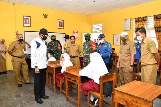 
					Bupati Natuna Pantau Hari Perdana Proses Belajar Tatap Muka