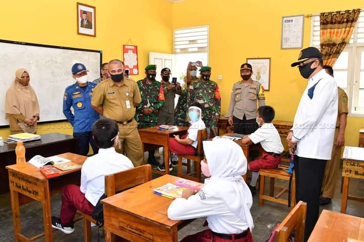 Bupati Natuna Pantau Hari Perdana Proses Belajar Tatap Muka