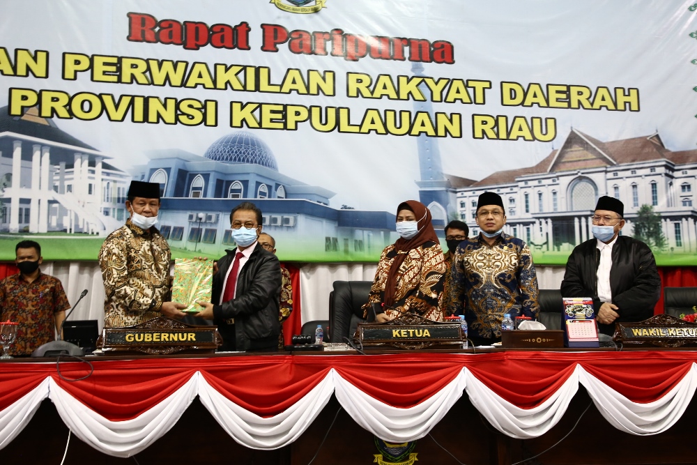 Plt.Gubernur Sampaikan Ranperda LKPJ-APBD 2019 Ke DPRD Kepri Plt.Gubernur Sampaikan Ranperda LKPJ-APBD 2019 Ke DPRD Kepri
