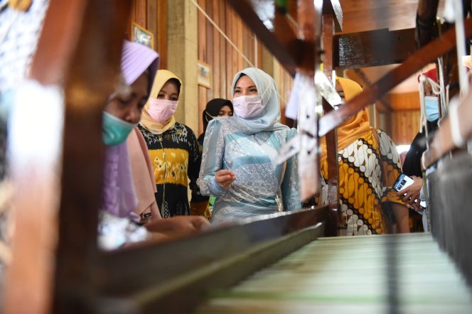 
					Sofha Bahtiar Harapkan Tradisi Menyulam Libatkan Anak Muda Lingga