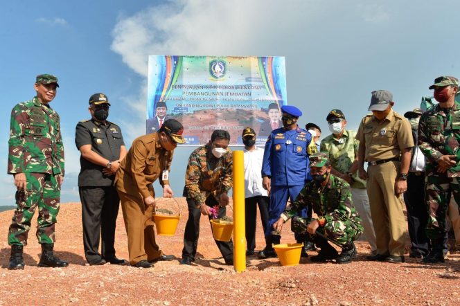 
					Bahtiar Pancang Titik Lokasi Jembatan Babin