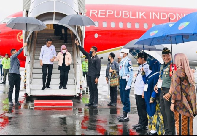 
					Presiden Joko Widodo dan Ibu Iriana Joko Widodo Saat Tiba di Provinsi Sulawesi. 