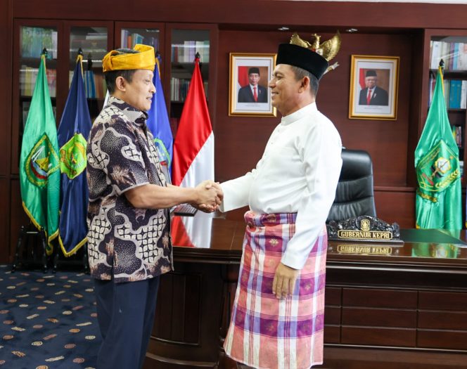
					Gubernur Kepulauan Riau H. Ansar Ahmad bersilaturahmi bersama Kepala Kejaksaan Tinggi (Kejati) Kepri yang baru, Rudi Margono di Ruang Kerja Gubernur, Kantor Gubernur Kepri, Dompak.