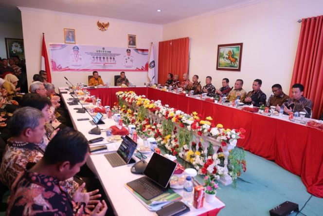 
					Rapat Koordinasi Forum Koordinasi Pimpinan Daerah (FORKOPIMDA) dan Rapat Koordinasi Pemerintah Kabupaten/Kota Se-Provinsi Kepulauan Riau yang bertempat di Gedung Daerah, Dabo Singkep, Kabupaten Lingga. 

