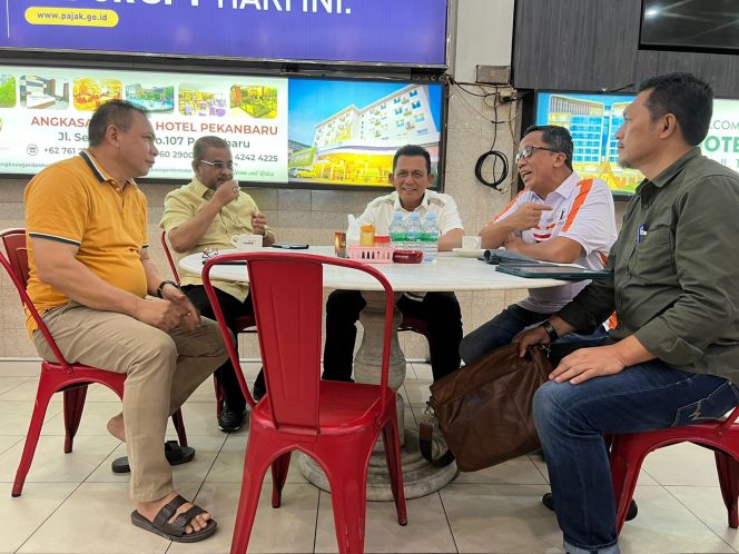 
					Gubernur Kepulauan Riau H. Ansar Ahmad menemui langsung General Manager PT PLN (Persero) Unit Induk Distribusi (UID) Riau Kepri Agung Murdifi di Pekanbaru.
