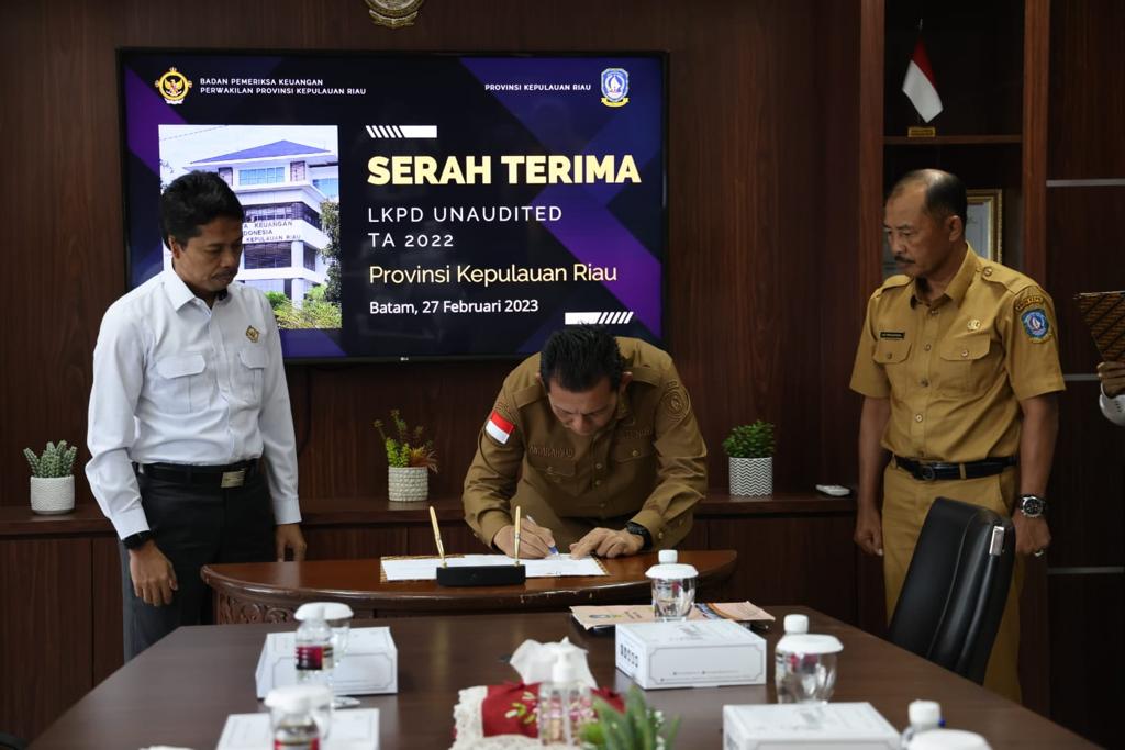Gubernur Ansar Serahkan LKPD Unaudited Pemprov Kepri APBD TA 2022 ke BPK Perwakilan Kepri