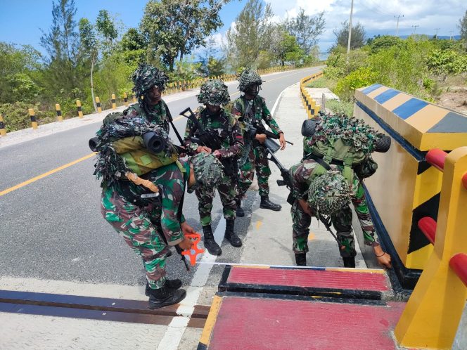 
					Sejumlah Prajurit YonKomposit 1/GP Tampat Sedang Mengatur Strategi Perang. 