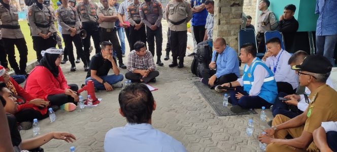 
					Puluhan warga dari kelurahan Ranai kota Kabupaten Natuna yang tergabung dalam Aliansi Masyarakat Natuna (AMNI) Independen bersama Ketua Komisi I DPRD Natuna Wan Arismunandar melakukan aksi demo di depan Kantor ULP PLN Ranai.