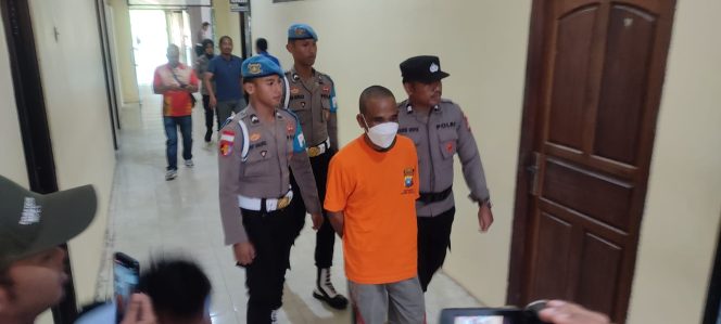 
					Tersangka Persetubuhan Anak Dibawah Umur Saat Digelandang Petugas Polres Natuna. 