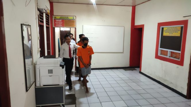 
					Seorang Pria pelaku pencurian uang di rumah warga Kecamatan Seluan dibekuk jajaran sat reskrim Polsek Bunguran Barat. 