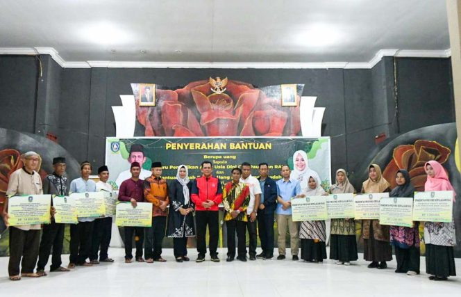 
					Penyerahan insentif Guru TK, PAUD dan RA serta Hibah Rumah Ibadah Kabupaten Lingga Tahun 2023 di Aula SMAN 1 Dabo Singkep, Sabutu malam (2/7/2023).
