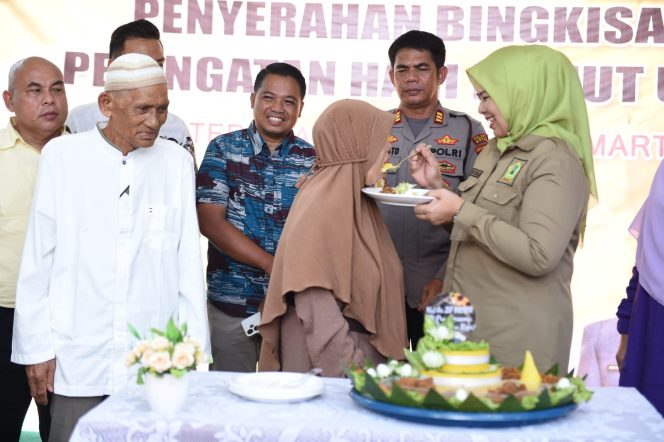 
					Hj. Dewi Kumalasari Ansar, menghadiri kegiatan sehari bersama lansia dalam rangka memperingati Hari Lanjut Usia Nasional (HLUN) ke-27 Tingkat Kabupaten Bintan, Sabtu (8/7/2023).
