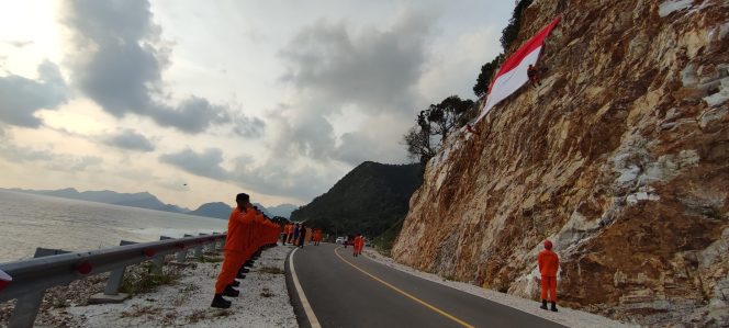 
					Sesi Penghormatan Kepada Bendera Merah Putih Raksasa Yang Dibentang di Tebing Teluk Depih Oleh Basarnas Natuna. 