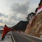 Diinisiasi Basarnas, Bendera Raksasa Berkibar Di Tebing Teluk Depih Selat Lampa