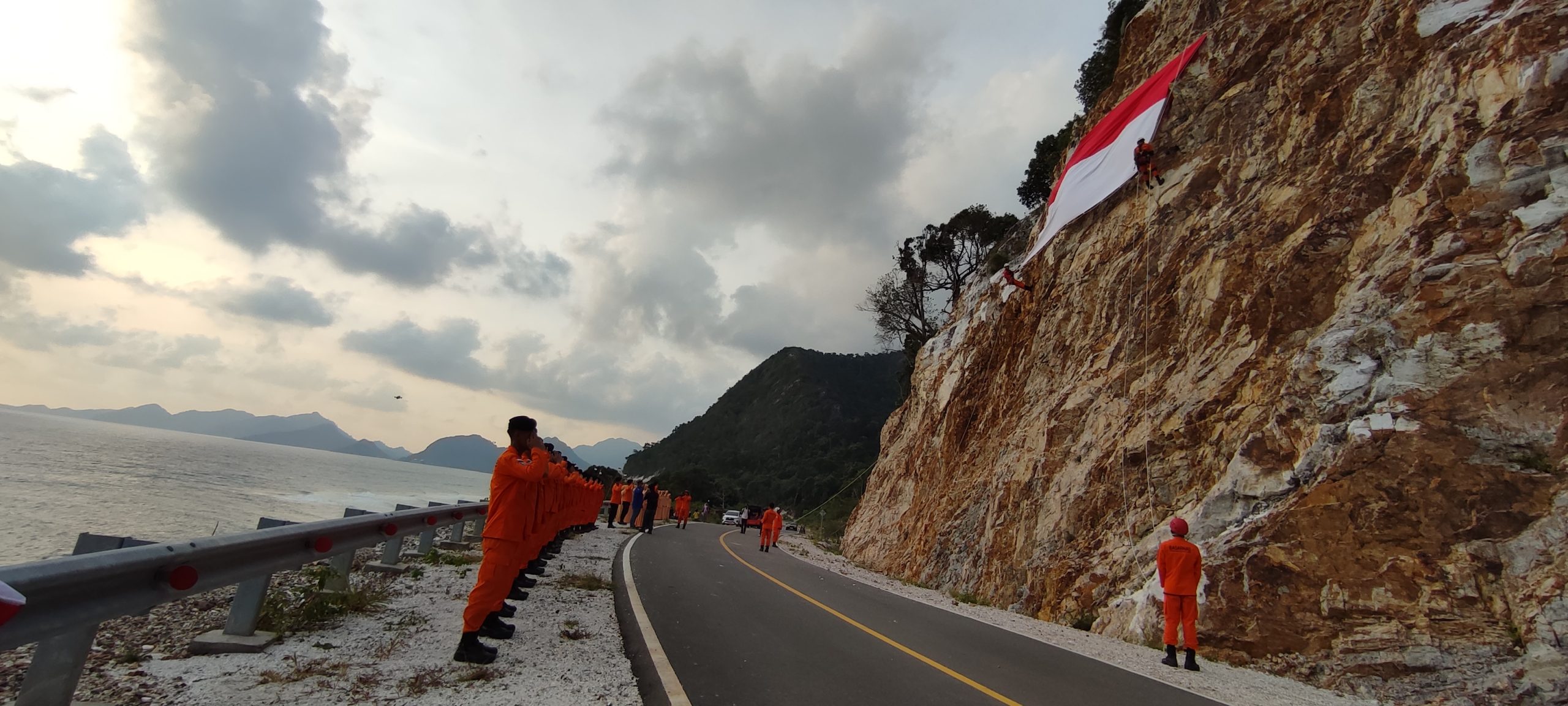 Diinisiasi Basarnas, Bendera Raksasa Berkibar Di Tebing Teluk Depih Selat Lampa Diinisiasi Basarnas, Bendera Raksasa Berkibar Di Tebing Teluk Depih Selat Lampa