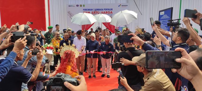 
					Pemotongan Pita Tanda Peresmian Secara Serentak Yang Dilakukan Pertamina Bersama BPH Migas di Kecamatan Bunguran Utara, Natuna. 