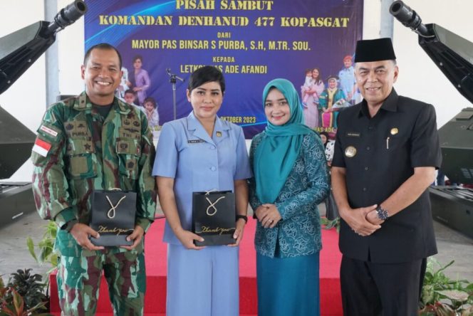
					Photo Bersama Bupati Natuna dan Ketua TP PKK Bersama Dandenhanud Yang Lama, Mayor Pas Binsar S Purba. 