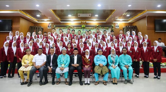
					Gubernur Ansar Ahmad bersama Dosen dan Mahasiswa/i D-III Keperawatan di Poltekkes Kemenkes Tanjungpinang. (foto: diskominfo kepri).