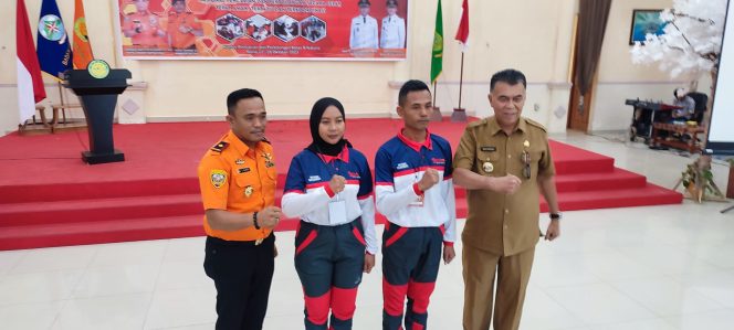 
					Photo Bersama Bupati Natuna, Kepala Kantor Pencarian dan Pertolongan Natuna Dengan Peserta Usai Pengalungan Tanda Peserta. 