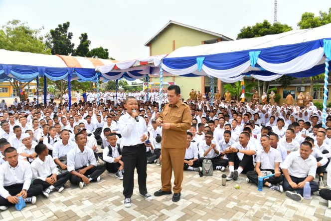 
					Gubernur Ansar saat berkunjung dan bersilaturahmi SMKN 5 Kota Batam. (foto: diskominfo kepri).