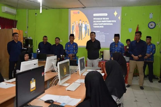 
					Bupati Natuna Wan Siswandi Didampingi Dinas Terkait Saat Meninjau Pelaksanaan Tes PPPK di Ruang Sekolah SMAN 1 Bunguran Timur. 