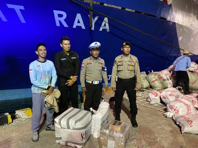 
					Logistik Pemulung Tiba Menggunakan Kapal Pelni. 