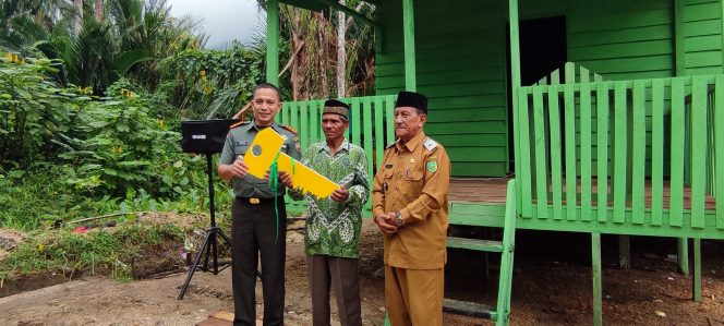 
					Penyerahan Secara Simbolis Kunci Rumah RTLH Kepada Warga Desa Ceruk Oleh Dandim 0318/Natuna Didampingi Kepala Desa Ceruk. 