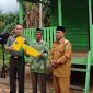 Karya Bakti TNI AD, Dandim 0318/Natuna Serahkan Kunci RLH Kepada Warga Desa Ceruk
