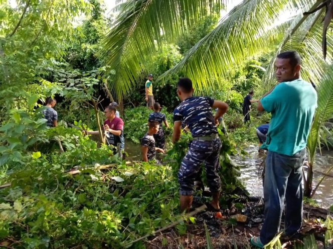 
					Cegah banjir, Lanal Ranai bersama Warga Goro Bersihkan Saluran Air