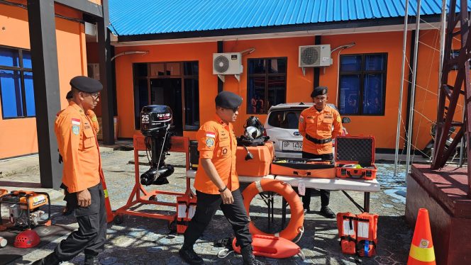
					Kepala Kantor Pencarian dan Pertolongan (KPP) Basarnas Natuna, Abdul Rahman Saat Lakukan Pengecekan Terhadap Kesiapan Alut dan Personil. 