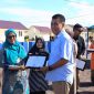 Simbolis, Bupati Natuna Serahkan Kunci Rumah Pada Korban Longsor Serasan