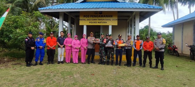 
					Penyerahan Bingkisan Oleh Kapolres Natuna AKBP Nanang Budi Santosa Kepada Personil Gabungan Yang Sedang Jaga Piket Di Pos Nataru. 