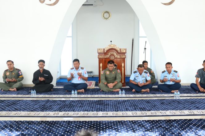 
					Mengawali tugas di tahun 2024 ini, Personel Skadron Udara 52, Lanud Raden Sadjad (RSA) Natuna melaksanakan doa bersama untuk memohon keselamatan terbang dan kerja