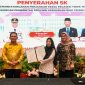 Gubernur Kepri H Ansar Ahmad menyerahkan SK PTT salah seorang perwakilan PTT Pemprov Kepri di Aula Wan Seri Beni, Komplek Perkantoran Pemprov Kepri Dompak (18/01/2024).