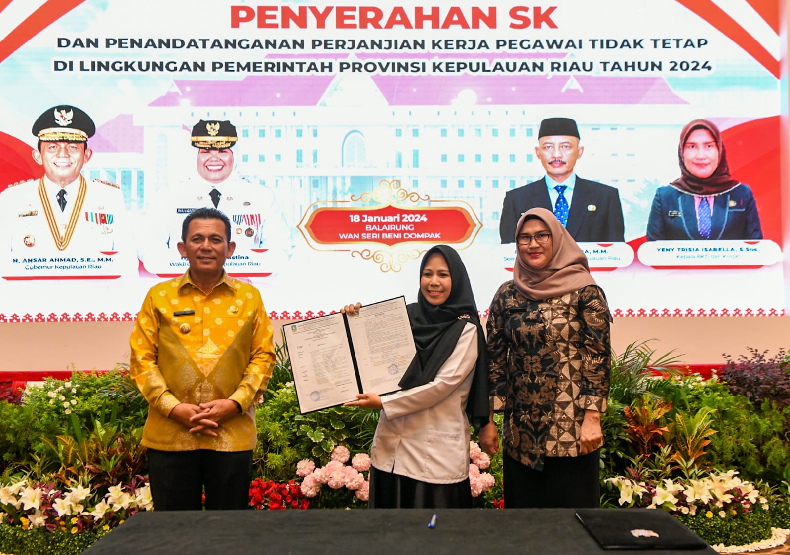 Gubernur Kepri H Ansar Ahmad menyerahkan SK PTT salah seorang perwakilan PTT Pemprov Kepri di Aula Wan Seri Beni, Komplek Perkantoran Pemprov Kepri Dompak (18/01/2024).