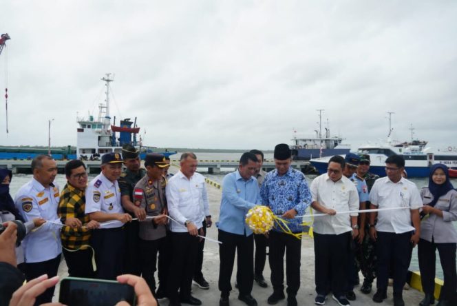 
					Peresmian Pelabuhan Pengumpan Regional Penagi Oleh Gubernur Kepri dan Bupati Natuna, Ditandai Dengan Pemotongan Pita. 