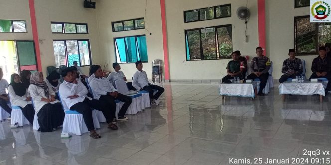 
					Babinsa Koptu Dhanu Irfianto Hadiri Pelantikan KPPS Desa Sabang Mawang