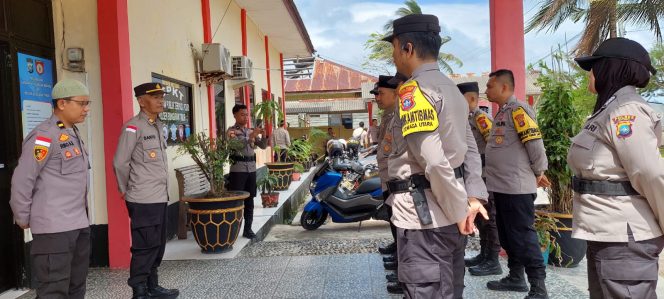 
					Jumat Berkah Berbagi, Polsek Bunguran Timur Bagikan Nasi Kotak Bangun Kebersamaan dengan Masyarakat