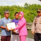 Bhayangkari Polres Natuna Peduli, Bagikan Sembako Kepada Nelayan Pesisir