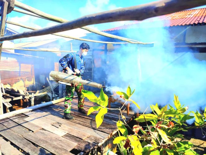 
					Cegah DBD, Lanud RSA Bersama Dinkes Fogging Rumah Warga