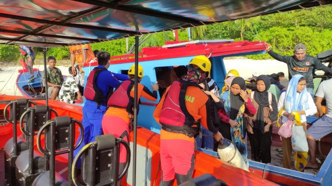 
					Proses Evakuasi Puluhan Siswa yang Kapalnya Mengalami Kerusakan Mesin. 