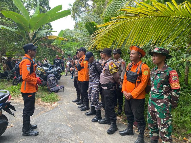 
					Tim SAR Gabungan yang Terdiri Kantor Unit Siaga SAR Serasan, TNI-Polri, dan Masyarakat Terus Berupaya Melakukan Pencarian Terhadap Kakek Arpandi. 