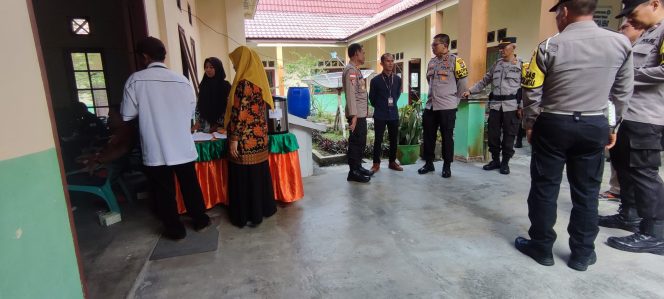 
					Kapolres Natuna, AKBP Nanang Budi Santosa SIK Saat Tinjau Langsung Proses Rekapitulasi Perhitungan Suara di Tingkat Kecamatan Bunguran Tengah. 