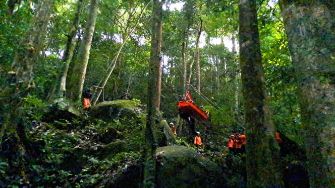 
					Dramatis, Tim Basarnas Natuna Evakuasi Pendaki Asing di Air Terjun Bukit Bintang