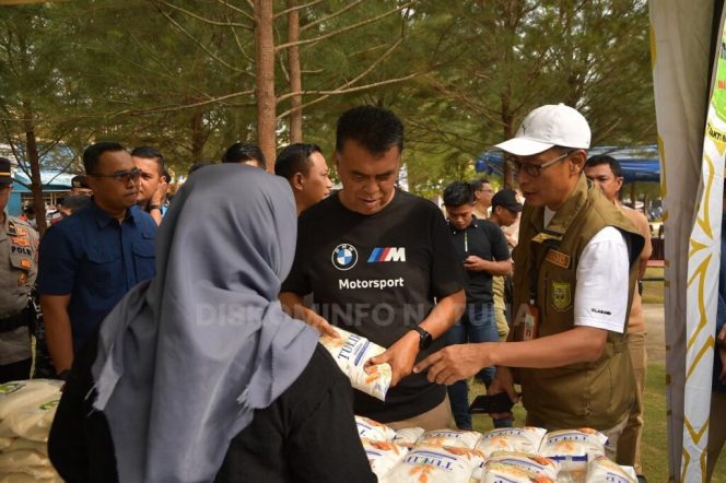 
					Bupati Natuna, Wan Siswandi Saat Meninjau Langsung Kegiatan Bazar Pangan Murah 